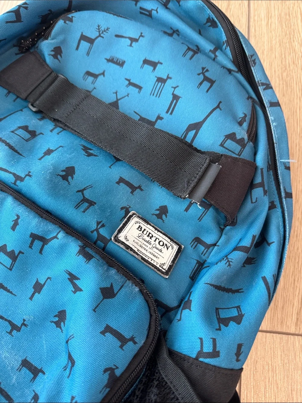 Burton Batoh Treble Yell Wall Paper Print Backpack Distressed All Over Print